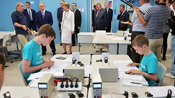 Путин посетил новый корпус "Школа" в центре "Сириус"