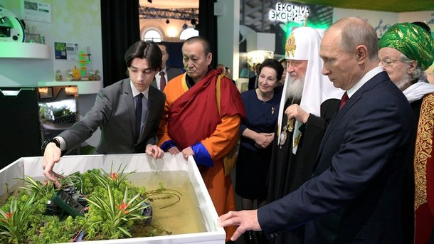 Владимир Путин посетил выставку «Россия, устремлённая в будущее»