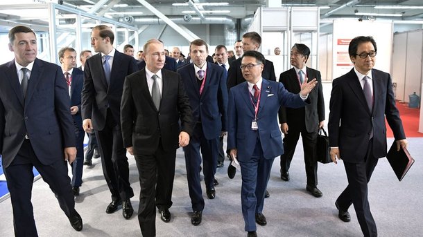 Владимир Путин осмотрел экспозицию Международной выставки промышленности и инноваций ИННОПРОМ-2017