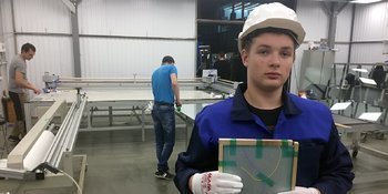 Имитирует витраж и выдерживает удар мяча: московский школьник разработал умное стекло
