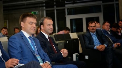 Вице-премьер Аркадий Дворкович и руководитель ФАНО Михаил Котюков (слева)