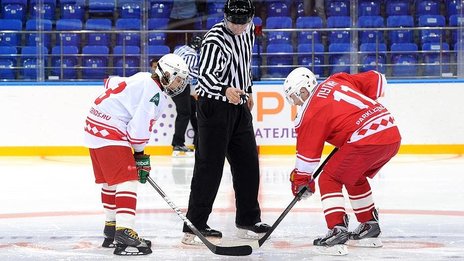 Во время хоккейного матча между командами учащихся образовательного центра «Сириус» и звёзд отечественного хоккея.