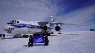 Флаг Десятилетия науки и технологий установили в Антарктиде